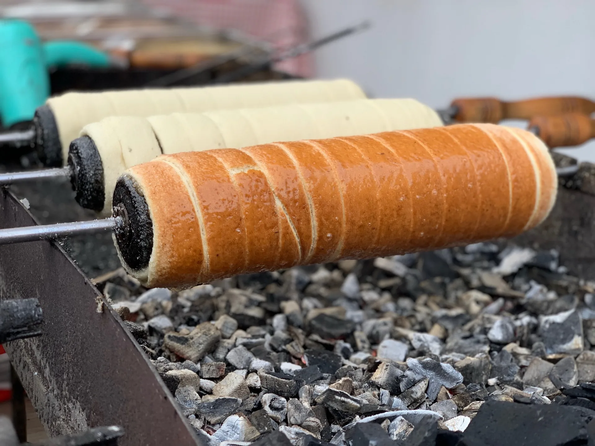 Kürtőskalács copt prin rotire deasupra jarului